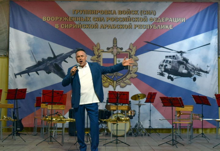 Ренат Ибрагимов спел офицерам из Татарстана на авиабазе Хмеймим