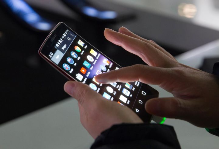 В Болгаре гости стащили смартфон у хозяйки дома