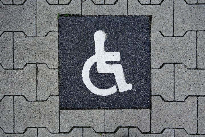 С 1 января 2021 будет действовать льготная парковка для инвалидов