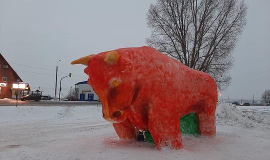 Скульпторы Зеленодольского района вылепили огромного быка