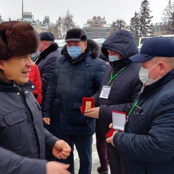 Татарстан Президенты Спас районындагы ике җирлек җитәкчесенә автомобиль ачкычлары тапшырды