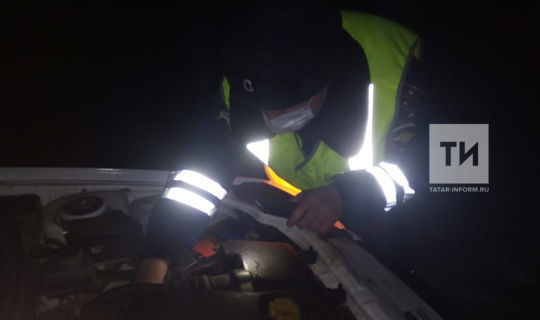 В Татарстане сотрудник ГИБДД спас женщину с сыном, замерзших на трассе