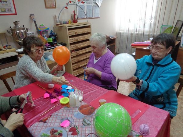 В Спасском ДИПИ прошло творческое занятие по изготовлению новогодних игрушек