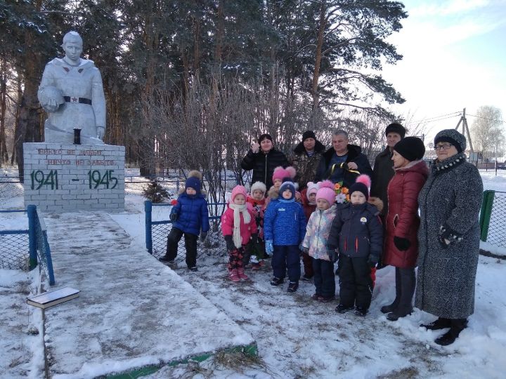 В посёлке Приволжский почтили память неизвестного солдата
