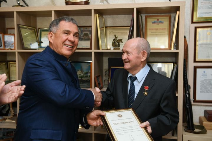 Президент РТ Рустам Минниханов подписал указ о вручении медалей 100-летия ТАССР героям Татарстана