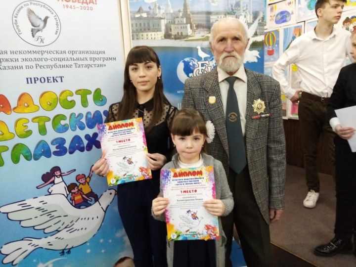 Болгарские школьницы отмечены дипломами победителей конкурса рисунков (ФОТО)