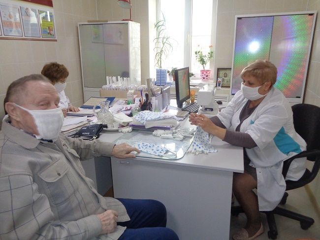 Для проживающих в Спасском ДИПИ провели мастер-класс по изготовлению защитной маски (ФОТО)