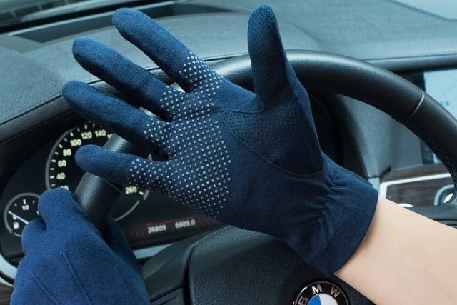 Нужно ли надевать перчатки в машине?