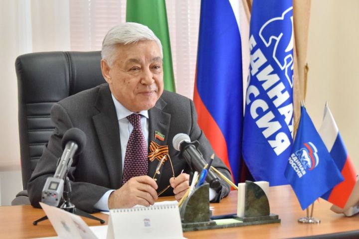 Председатель Госсовета Фарид Мухаметшин поздравил татарстанцев с Днем печати