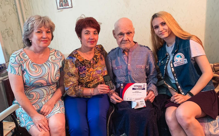 В Болгаре участнику Великой Отечественной войны подарили телефон