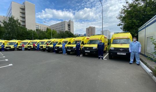 Рустам Минниханов вручил медикам ключи от новых карет скорой помощи