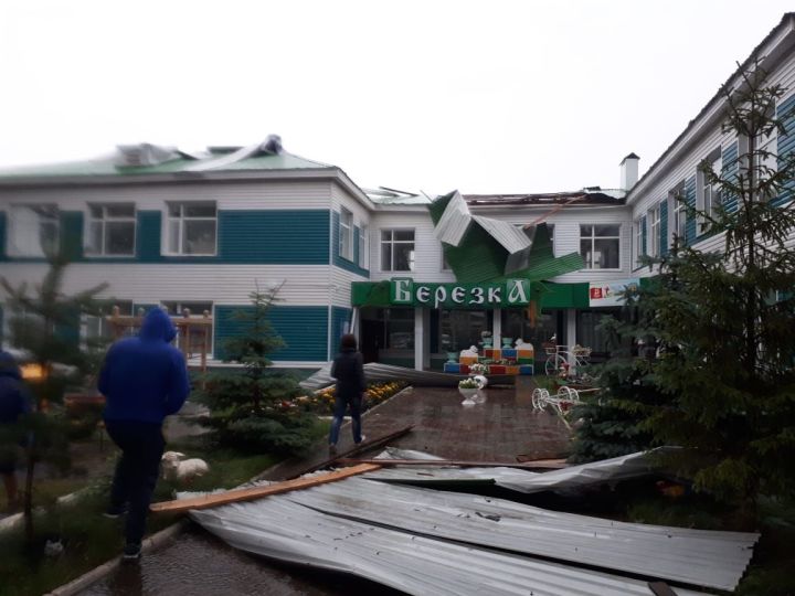 В одном из районов Татарстана шквалистый ветер сорвал крышу детского сада