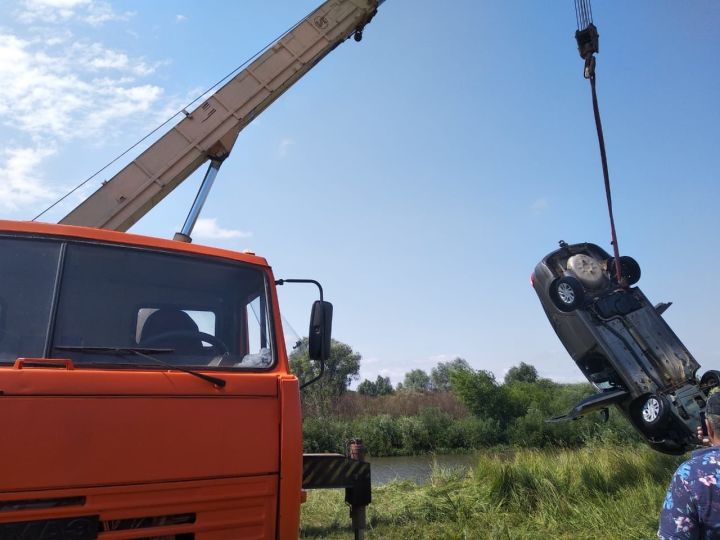 Из реки в Татарстане вытащили сорвавшуюся с обрыва машину