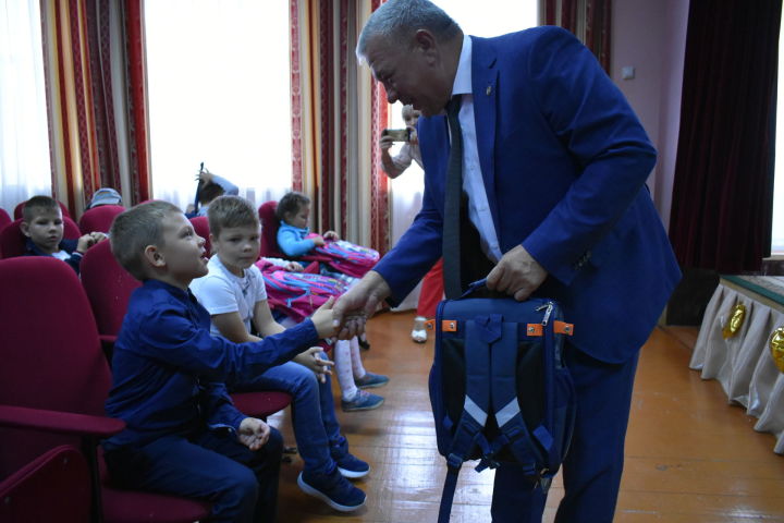 В Болгаре будущим первоклассникам вручили портфели (+ФОТО)