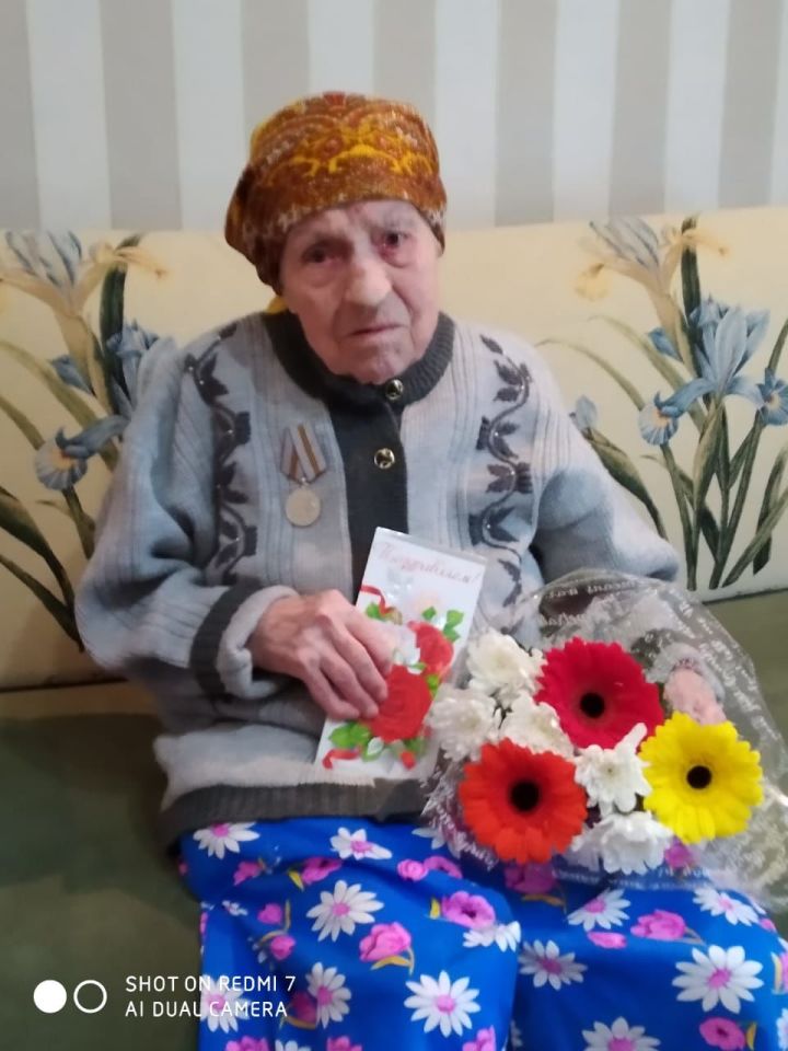 В Спасском ДИПИ с юбилеем поздравили ветерана труда Анну Григорьевну Кузнецову