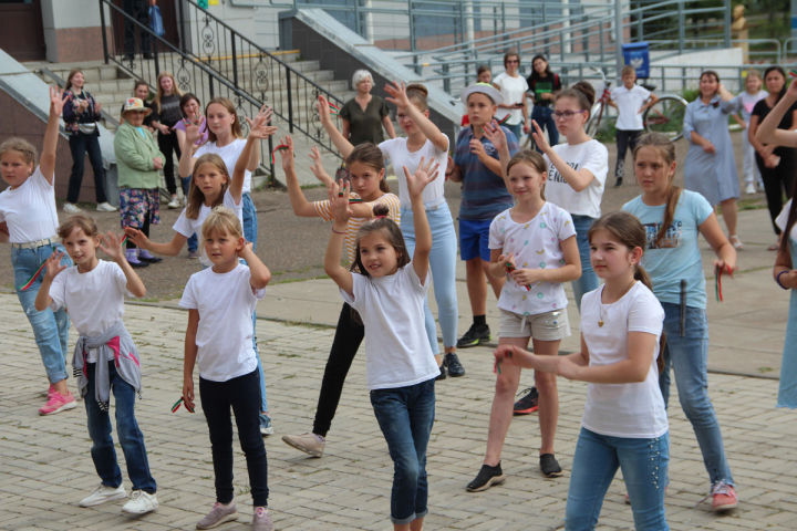 В Болгаре прошел танцевальный флешмоб, посвящённый Дню Республики и Дню города (ФОТО)