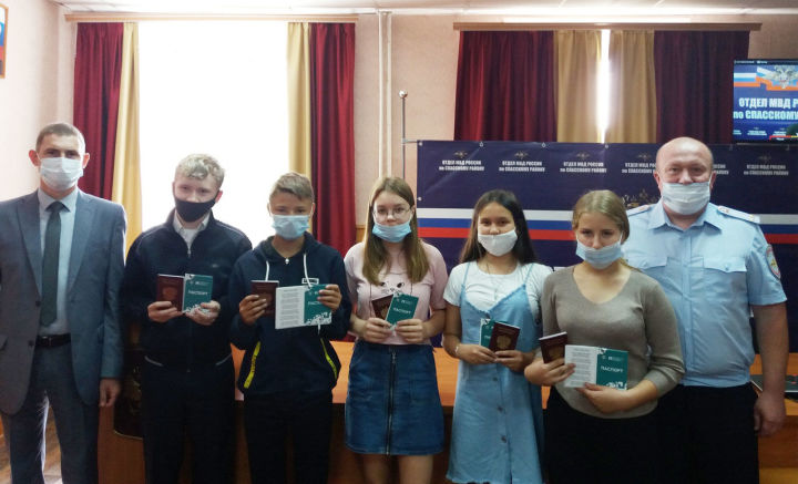 В Болгаре юным гражданам вручили паспорта
