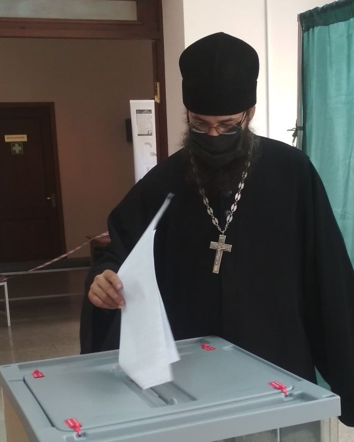 Настоятель храма в Спасском районе голосовал с семьей