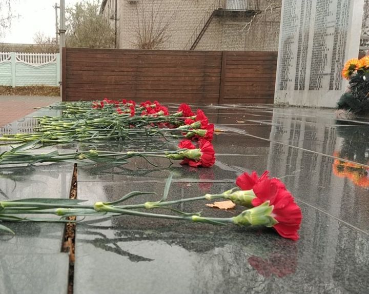 Глава района Фаргат Мухаметов возложил цветы к памятнику жертвам политических репрессий