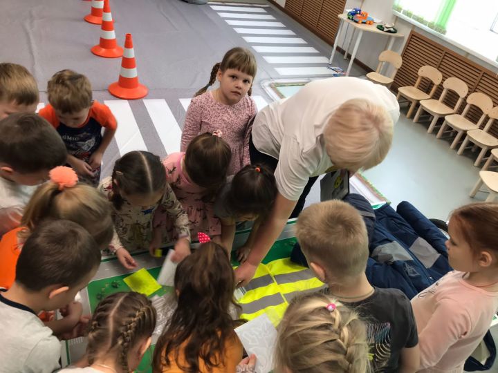 Сотрудники ГИБДД Спасского района провели беседу с ребятами и педагогами детсада «Родничок»