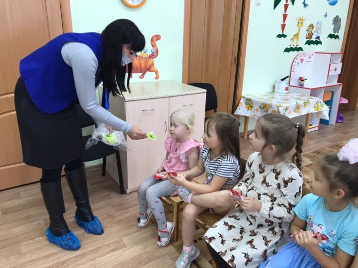 Сотрудники ГИБДД по Спасскому району провели беседу с воспитанниками детского сада «Колосок»