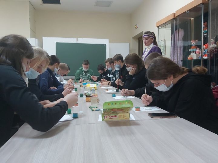 Ученики Никольской средней школы побывали на мастер-классе по росписи сувениров