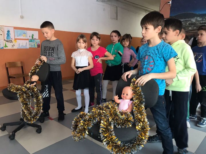 В пришкольном лагере первой городской школы прошло мероприятие "Веселые новогодние ПДД"
