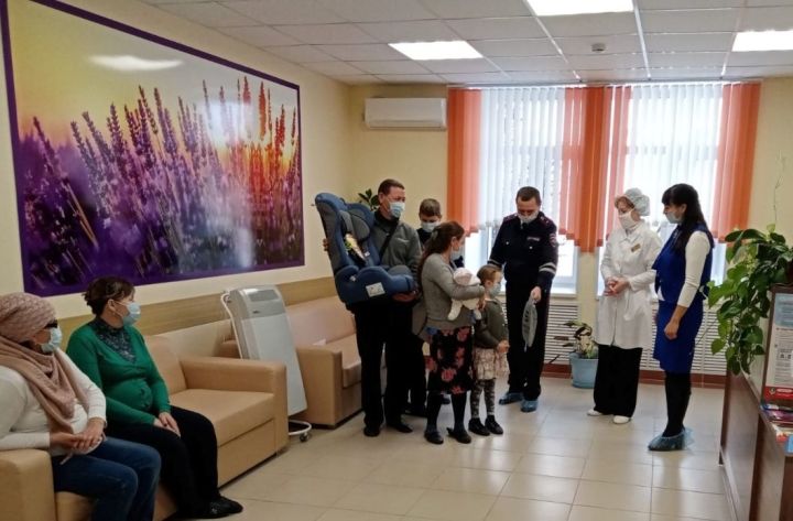 Семья из Татарстана получила неожиданный подарок для безопасной перевозки ребенка в автомобиле