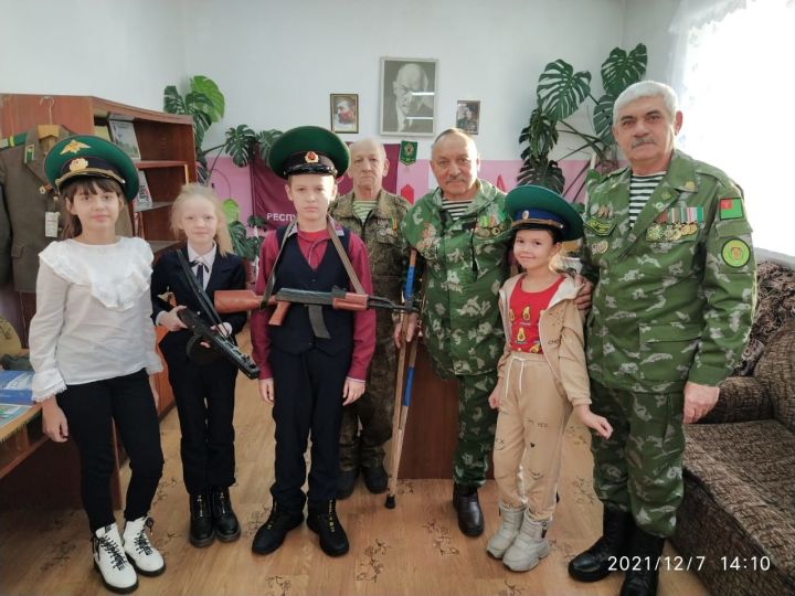 В штабе ветеранов пограничников в здании ДОСААФ состоялась встреча с учениками второй городской школы 