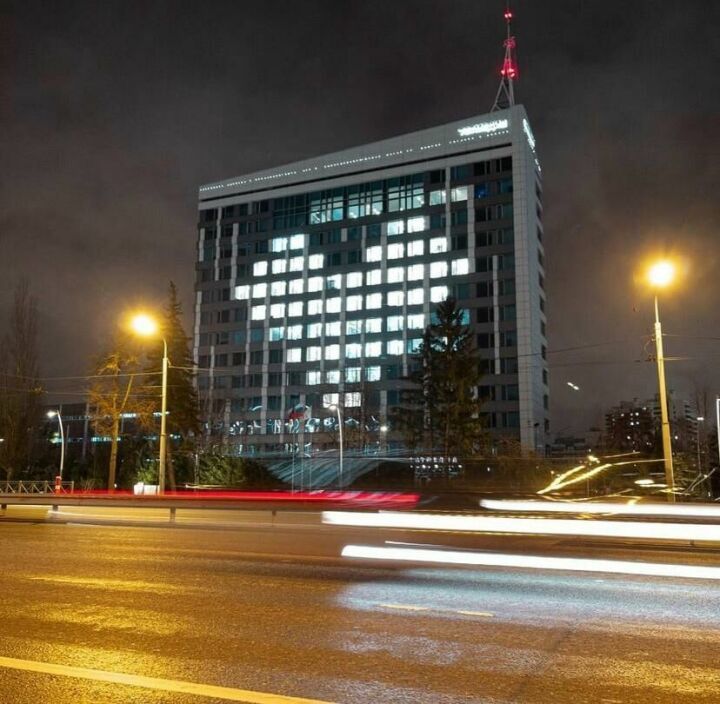 Сотрудники АО «Татмедиа» составили на фасаде здания сердце из светящихся окон