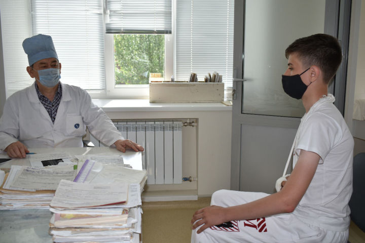 Травматолог Спасского района принимает поздравление