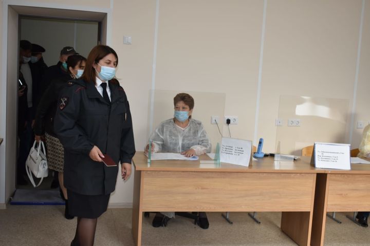 Спас районы эчке эшләр бүлеге хезмәткәре Юрий Барабанов беренчеләрдән булып тавыш бирү участогына килде