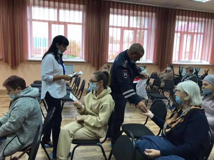 Автоинспекторы Болгара выступили на родительском собрании в санаторной школе-интернате 
