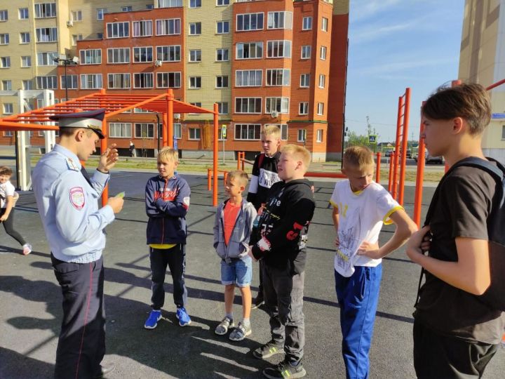 В Татарстане во дворах микрорайонов автоинспекторы проводят инструктажи по велобезопасности