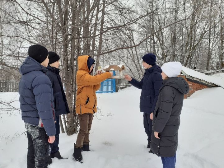 Учащиеся Среднеюрткульской школы принимают участие в акции "Помоги птицам!"