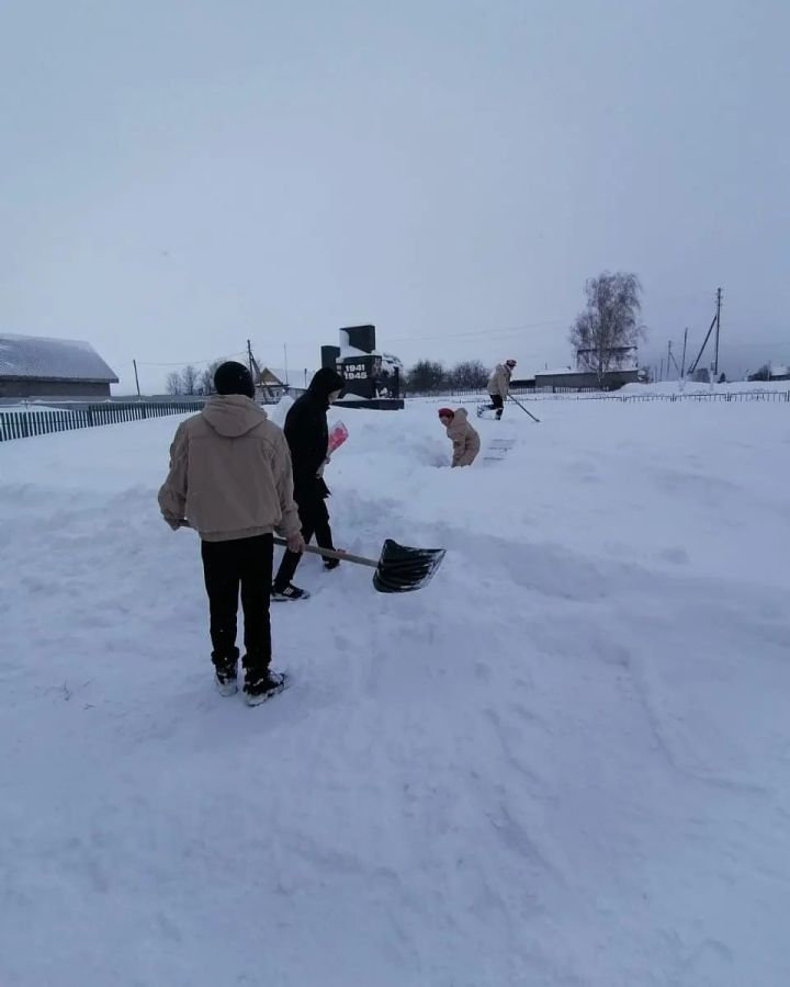 Юнармейцы Полянской школы почистили снег у памятника погибшим воинам
