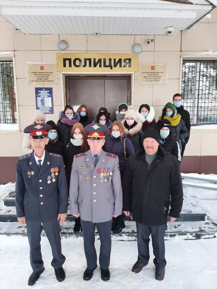 Студенты Спасского техникума совершили экскурсию в ОМВД России по Спасскому району