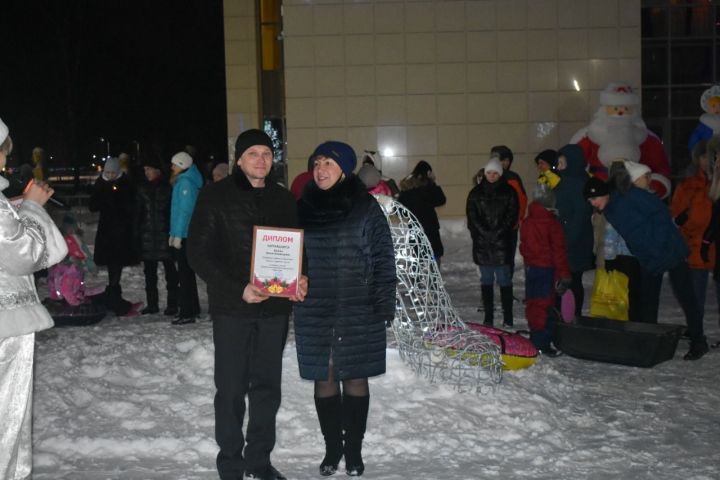 Мэр города Алевтина Костина наградила победителей конкурса «Новый год пришёл в наш двор!»
