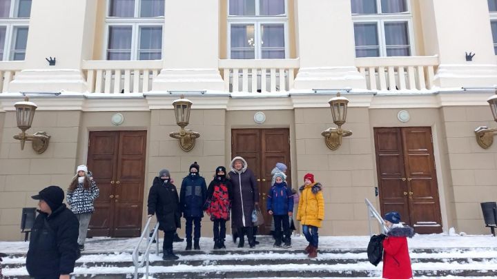 Учащиеся Бураковской средней школы побывали на новогоднем спектакле