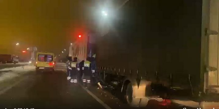 Водитель грузовика скончался, влетев сзади в большегруз на трассе под Казанью