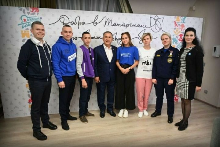 Президент Татарстана встретился с волонтёрами республики