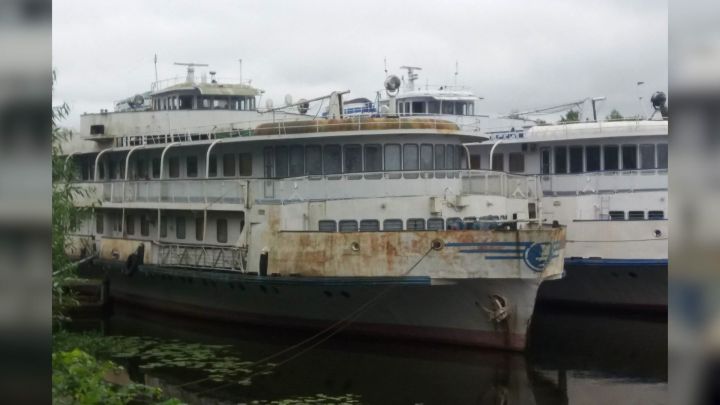 Судебные приставы Татарстана арестовали пассажирское судно
