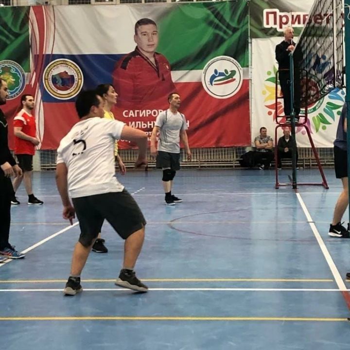 В спорткомплексе Болгара «Олимп» соревнуются волейболисты 