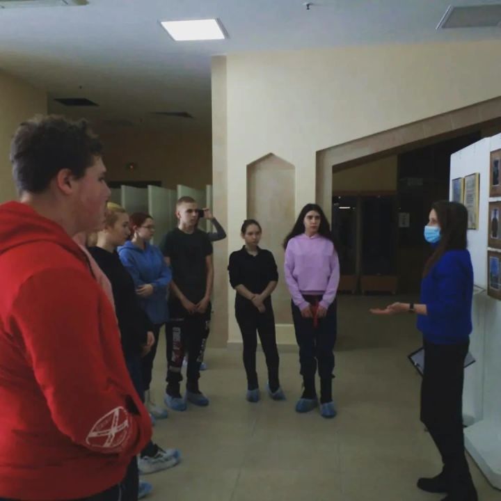 Подростки из центра "Рассвет" посетили выставку "Солдат войну не выбирает"