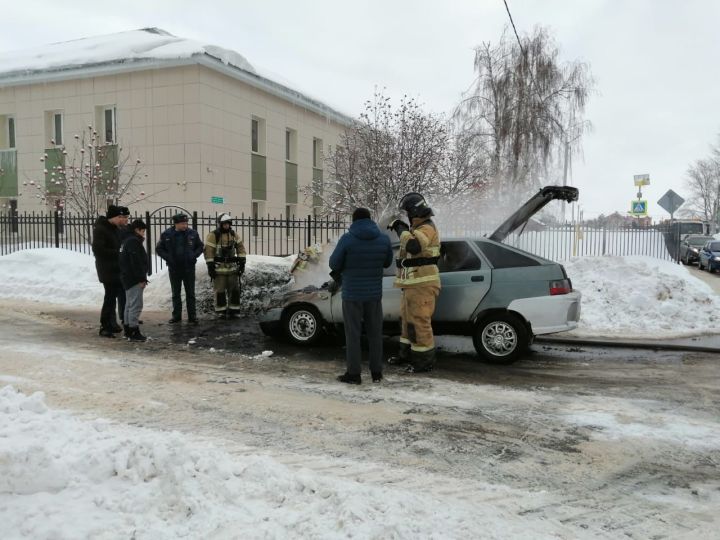 В Болгаре на проезжей части загорелся автомобиль