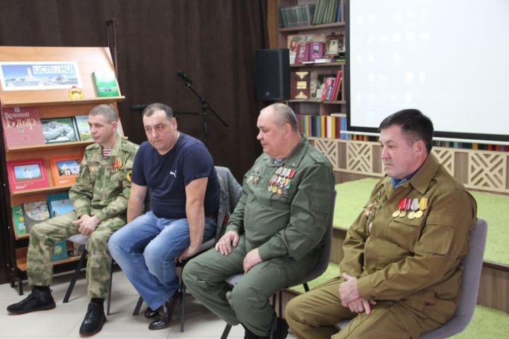 Ветераны Афанистана и Чечни  поделились воспоминаниями со школьниками