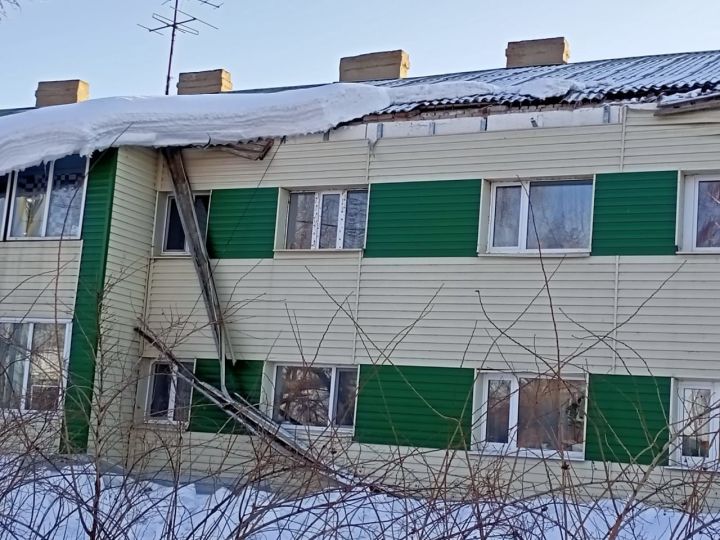 В Болгарах отвалился край крыши жилого дома
