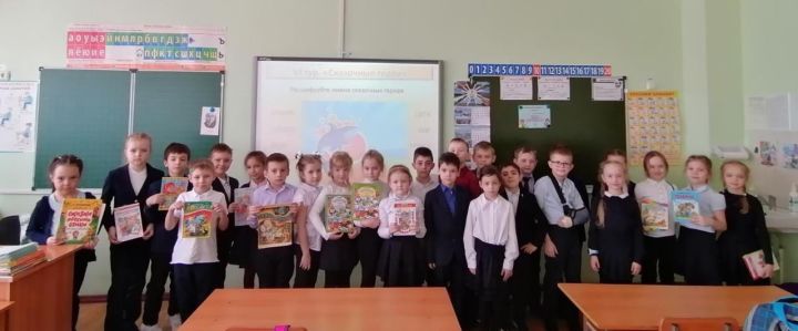 Для первоклассников второй городской школы провели урок внеклассного чтения "По страницам книг Корнея Чуковского"