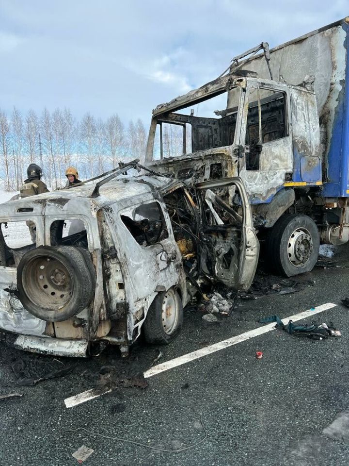 В Чистопольском районе РТ грузовик столкнулся с легковушкой, есть погибшие