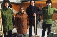 Болгарские школьники помогают пенсионерам убирать снег возле домов